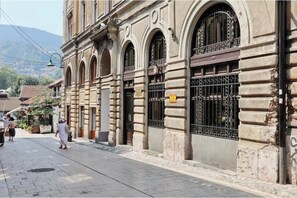 Ein historisches Gebäude mit Rundbogenfenstern und einer Stein-Fassade.