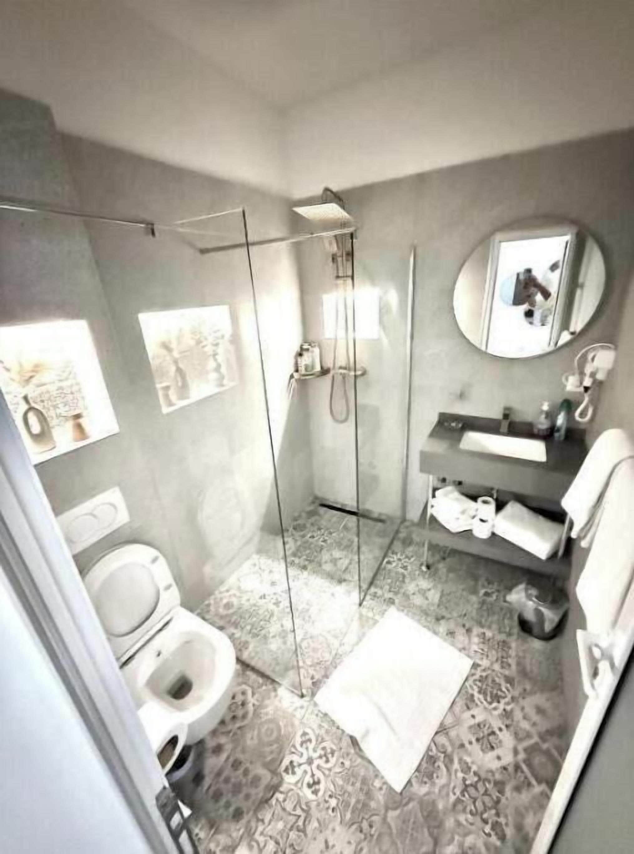 Douche, sèche-cheveux, bidet, serviettes fournies