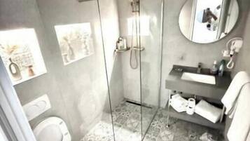 Douche, sèche-cheveux, bidet, serviettes fournies