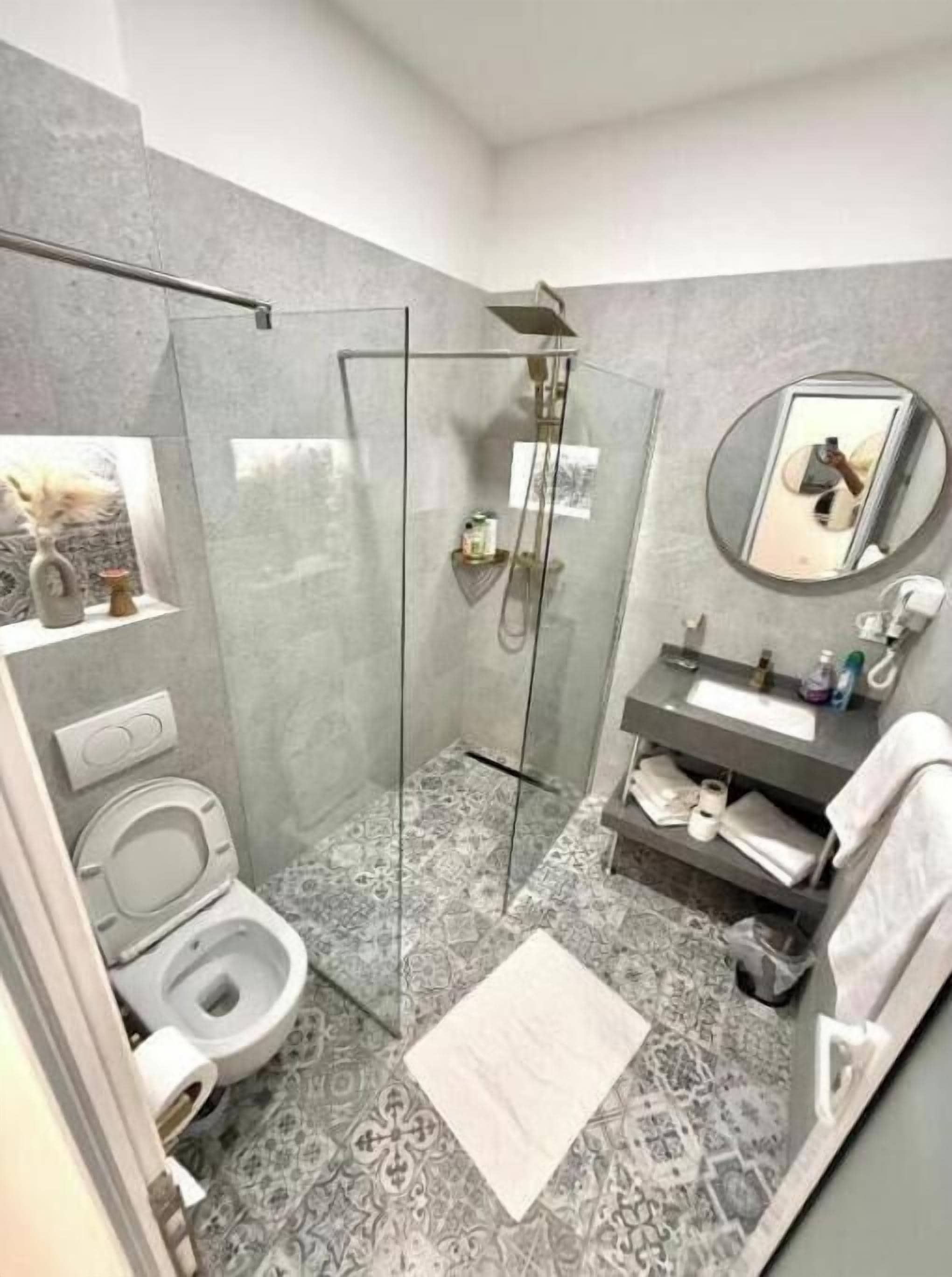 Dusche, Haartrockner, Bidet, Handtücher