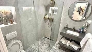 Dusche, Haartrockner, Bidet, Handtücher