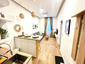 Un appartement moderne comprenant une cuisine, un coin repas et un salon.