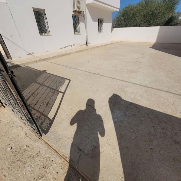 المنطقة المحيطة بالمنشأة