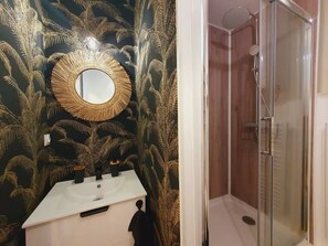 Shower, hair dryer, soap, toilet paper - Le Drakkar - Cosy studio Parking Clim Wifi (La Grande-Motte)
