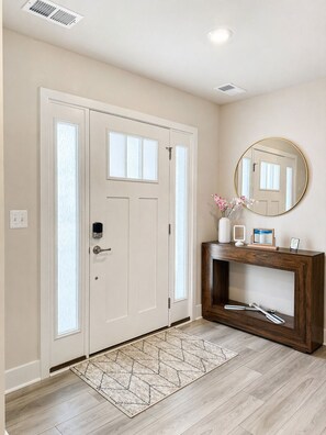 Interior - 3 En-Suite Beach House - 5 minutes Walk to Beach - Entire townhome - Sleeps 10 (Ocean City)