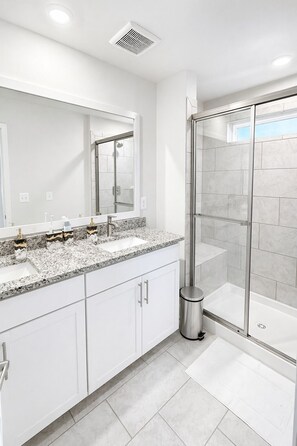 Hair dryer, towels, soap, toilet paper - 3 En-Suite Beach House - 5 minutes Walk to Beach - Entire townhome - Sleeps 10 (Ocean City)
