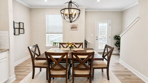 Dining - 3 En-Suite Beach House - 5 minutes Walk to Beach - Entire townhome - Sleeps 10 (Ocean City)