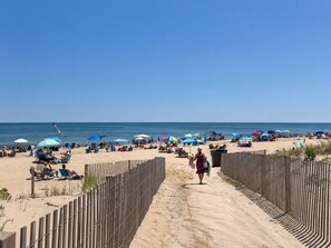 Beach - 3 En-Suite Beach House - 5 minutes Walk to Beach - Entire townhome - Sleeps 10 (Ocean City)
