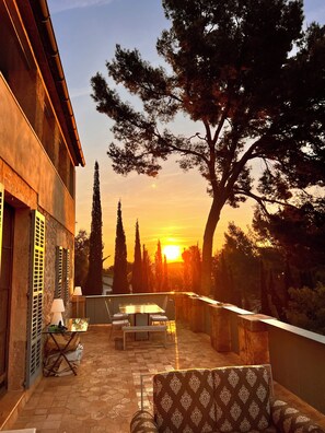 Outdoor dining - Perfect Getaway in Mallorca: Cozy Villa with Panoramic Views (Palma)