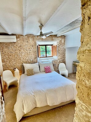 3 bedrooms, iron/ironing board, Internet, bed sheets - Perfect Getaway in Mallorca: Cozy Villa with Panoramic Views (Palma)