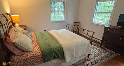 4 bedroom wooded farmhouse close to trails and 8 miles from Sports at the Beach