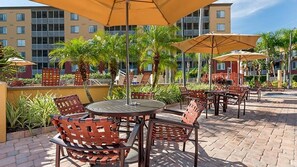 Outdoor dining - 2 BDRM SLEEPS 8 ORLANDO'S SUNSHINE RESORT GREAT LOCATION HUGE POOL & HOT TUB (Orlando)
