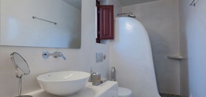 Douche, séchoir à cheveux, bidet, serviettes fournies