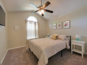 Room - Serene 3-bedroom house with AC in charming Jacksonville Pet Friendly (Jacksonville)