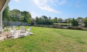 Outdoor dining - Serene 3-bedroom house with AC in charming Jacksonville Pet Friendly (Jacksonville)