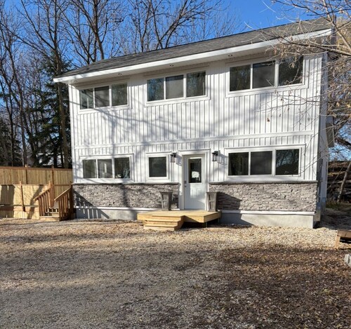 Hop & Skip cottage located on peaceful lot,a minute away from North Point beach!