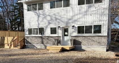 Hop & Skip cottage located on peaceful lot,a minute away from North Point beach!