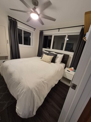 WiFi, bed sheets - Hop & Skip cottage located on peaceful lot,a minute away from North Point beach! (Gimli)
