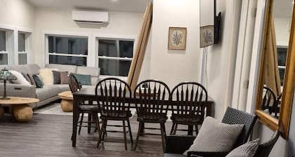 Hop & Skip cottage located on peaceful lot,a minute away from North Point beach!
