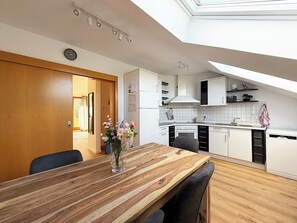 Kühlschrank, Mikrowelle, Herdplatte, Geschirrspüler