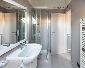 Shower, hair dryer, bidet, towels - Bright apartment in the center of Parma- House Cavour 24 (Parma)