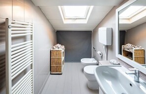 Shower, hair dryer, bidet, towels - Bright apartment in the center of Parma- House Cavour 24 (Parma)