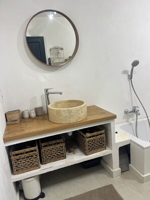 Haartrockner, Handtücher, Seife, Toilettenpapier