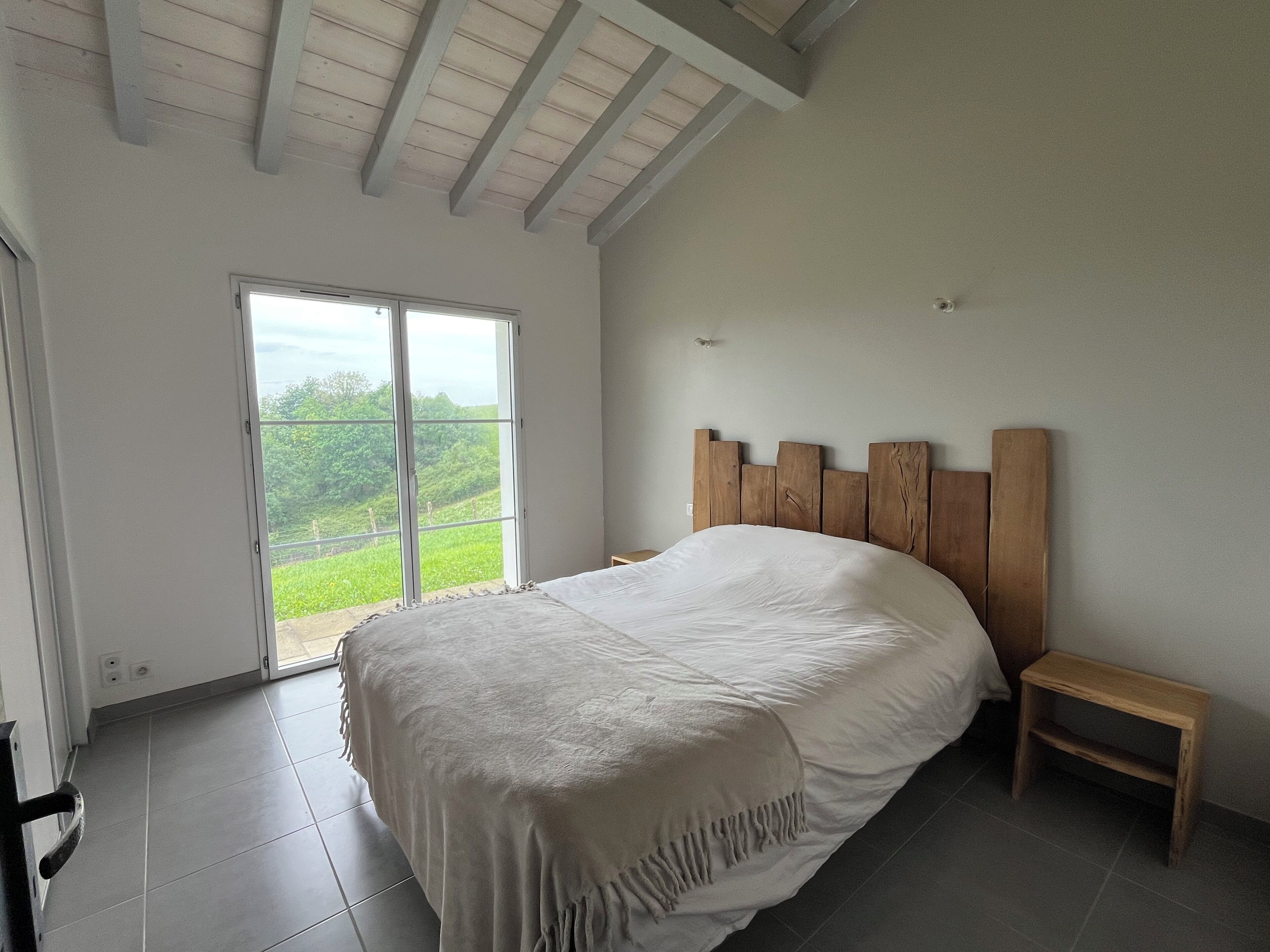3 habitaciones, tabla de planchar con plancha y ropa de cama 
