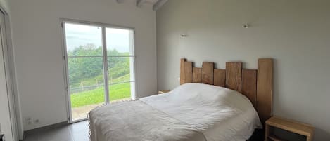 3 habitaciones, tabla de planchar con plancha y ropa de cama