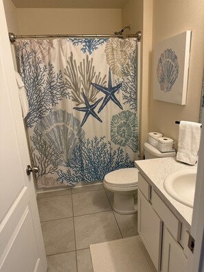 Dusche, Haartrockner, Handtücher, Toilettenpapier