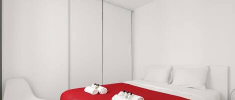 Desk, iron/ironing board, WiFi, bed sheets