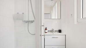 Dusche, Haartrockner, Handtücher, Shampoo