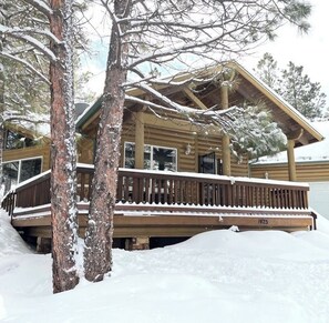 Exterior - Forest Getaway with A/C ★ Deck + Fire-table ★ Near Sedona/Grand Canyon/Flagstaff (Munds Park)