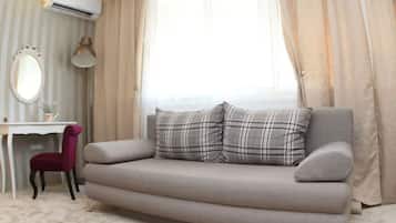 Studio (Superior Studio Apartment) | Living room | 32-inch flat-screen TV with cable channels