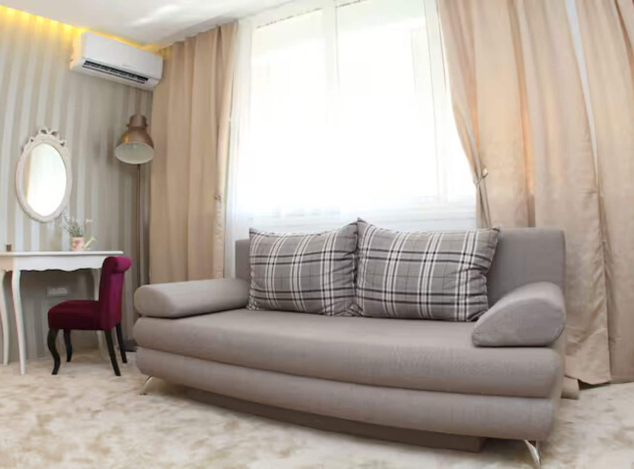 开间 (Classic Studio Apartment) | 客厅 | 32-英寸纯平电视（配备有线频道）