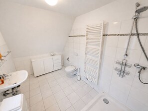 Dusche, Haartrockner, Handtücher, Seife