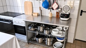 Four à micro-ondes, un four, surface de cuisson, lave-vaisselle