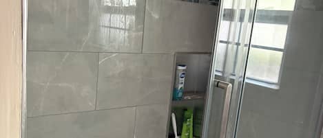 Toallas, jabón, papel de baño