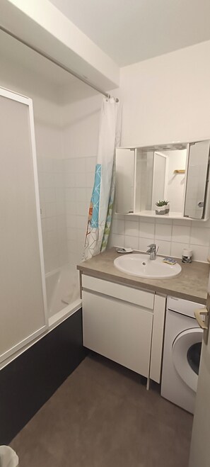 Bathroom - Vrbo Property (Gréoux-les-Bains)