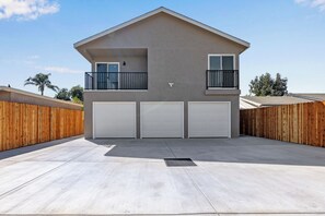 Exterior - New Gated 4BR 3BA Walk to SoFi 2 Story Home w Garage Parking (Inglewood)