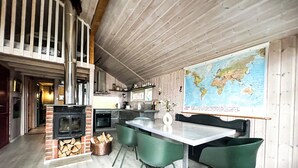 Une cuisine moderne dotée d’un îlot central, d’une cuisinière et d’une grande carte du monde accrochée au mur.