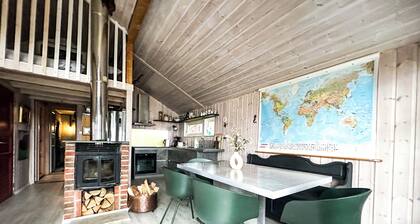 A peaceful getaway with a fjord view! Sleeps 6 people. FrantasticView