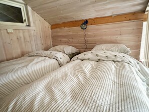 4 bedrooms, bed sheets