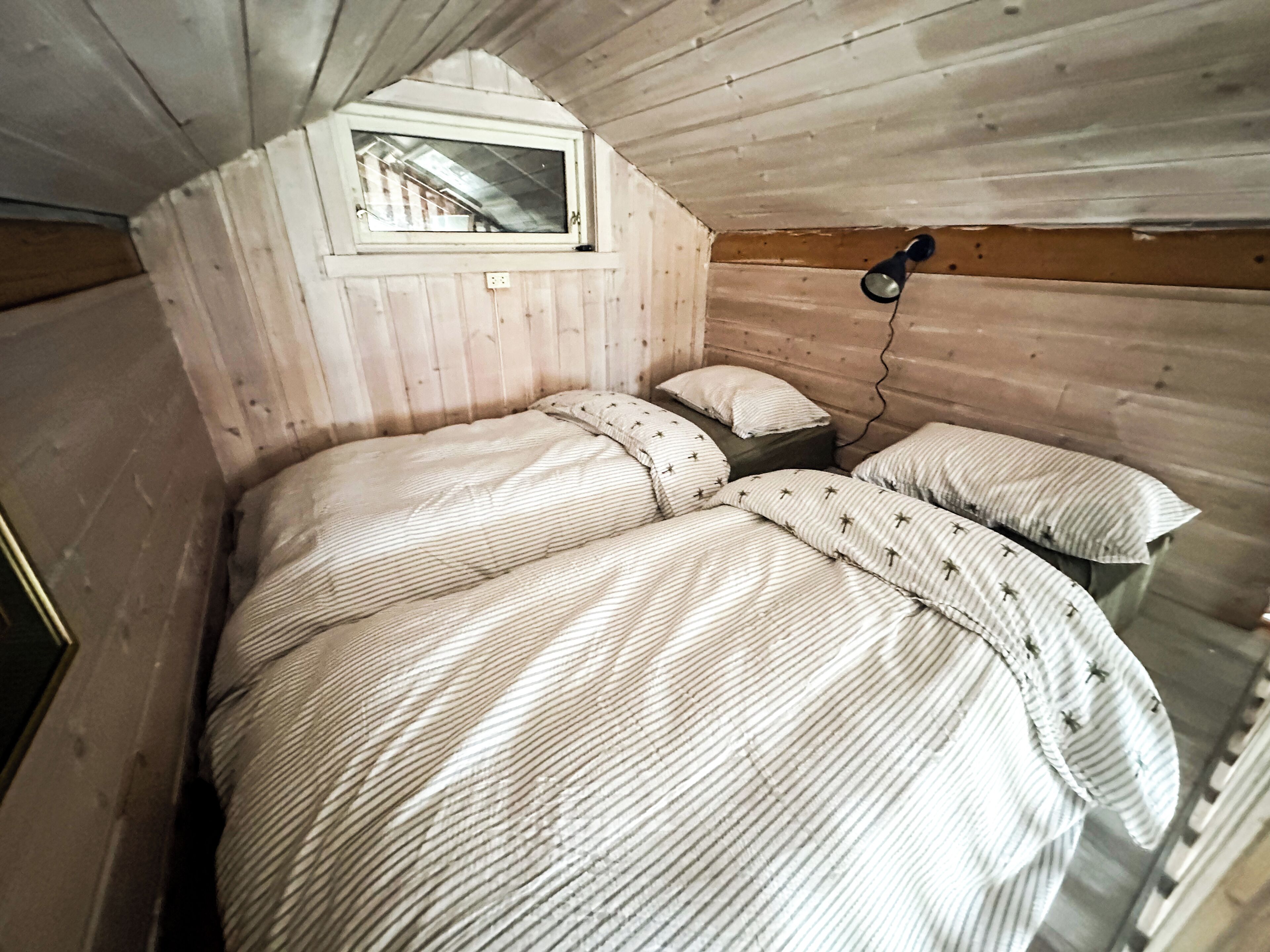 4 bedrooms, bed sheets