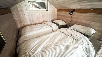 4 bedrooms, bed sheets