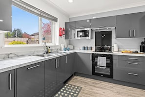 Fridge, microwave, oven, stovetop - Cosy Retreat with Garden Views & Fast WiFi (Blackburn with Darwen)