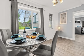 Dining - Cosy Retreat with Garden Views & Fast WiFi (Blackburn with Darwen)