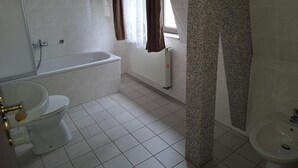 A bathroom with a bathtub, toilet, and bidet. - Weißes Roß (Crossen an der Elster)