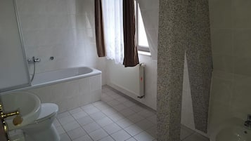 Apartamento básico, vista para a cidade | Banheiro