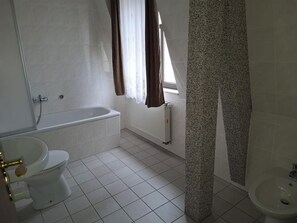 Departamento | Baño | Regadera, secadora de cabello, toallas, jabón 